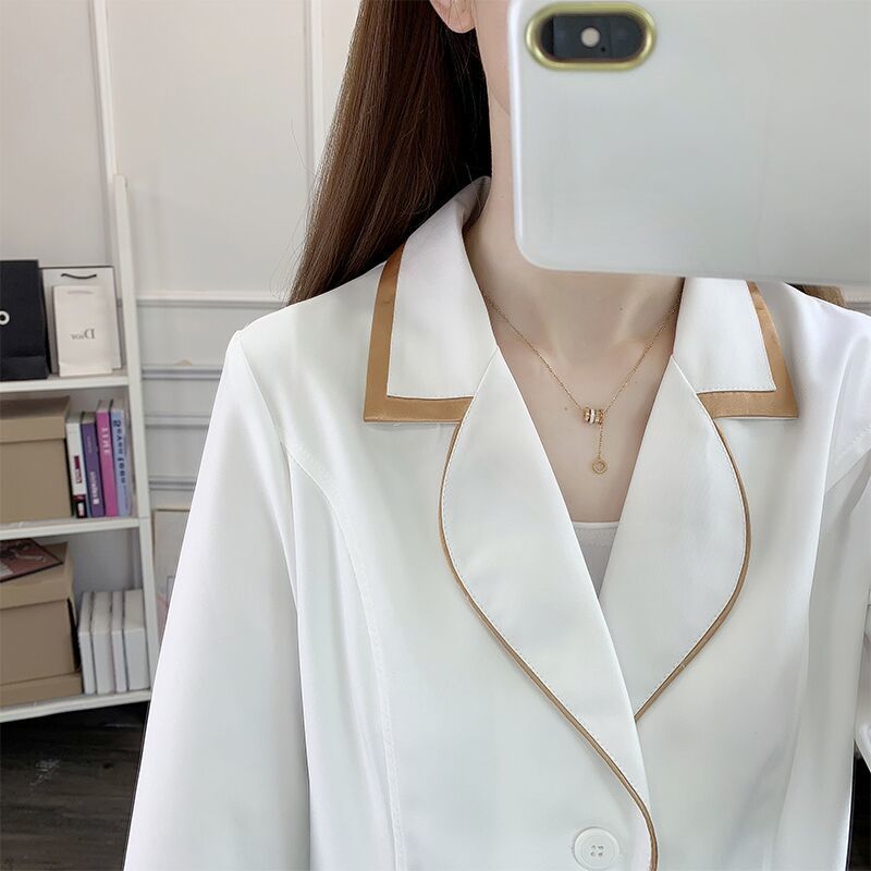 Lab Coat Medical - Weißes kurzes Schönheitsuniformkleid Spa rosa Peeling-Tops